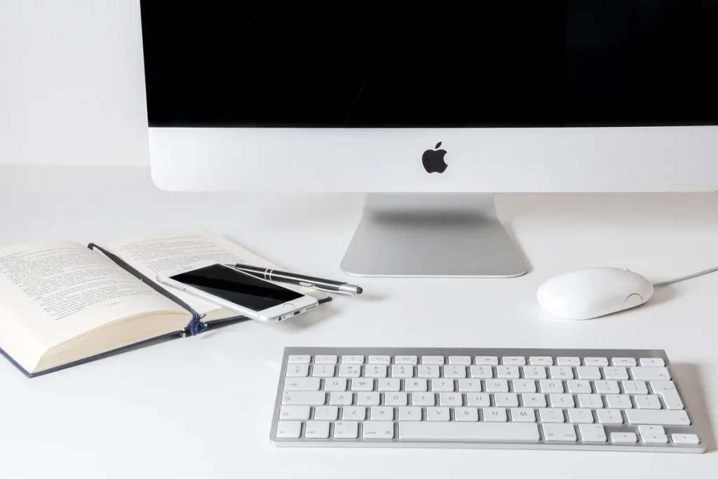 Bureau ensoleillé avec ordinateur portable, contrats imprimés et stylo près d'une fenêtre