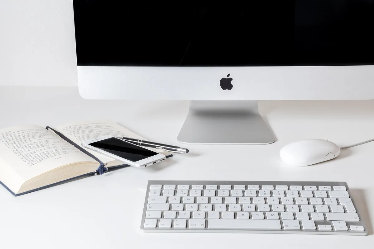 Bureau ensoleillé avec ordinateur portable, contrats imprimés et stylo près d'une fenêtre