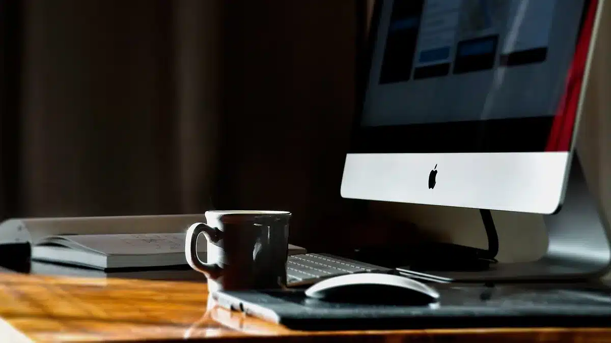 Espace de travail d'un trader indépendant avec ordinateur et graphiques