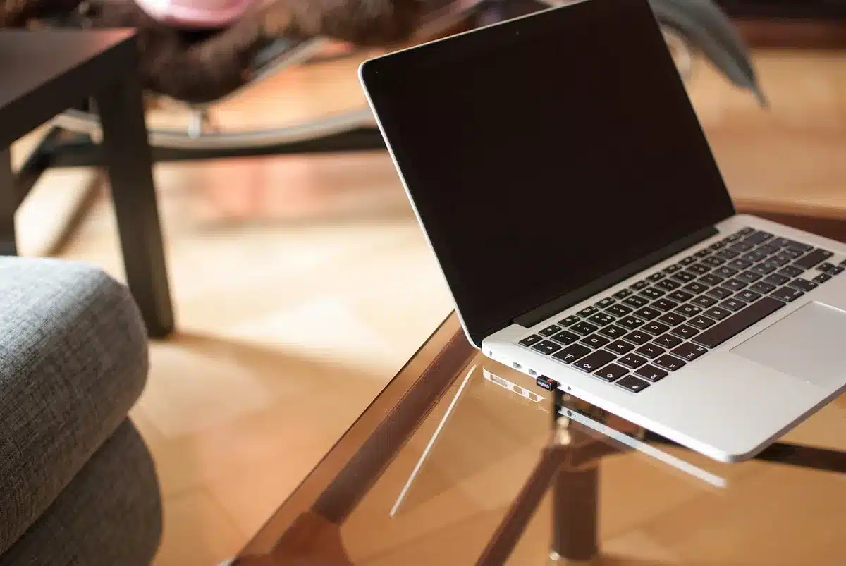 Coin de bureau lumineux avec un ordinateur affichant des graphiques, carnet et tasse de café