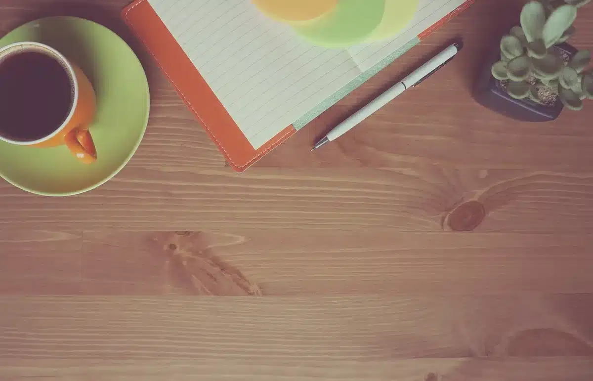 Impression d'un graphique en 'tasse avec anse' posée sur un bureau éclairé