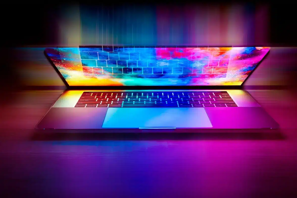 Notes et graphiques expliquant la notion de volatilité implicite sur un bureau