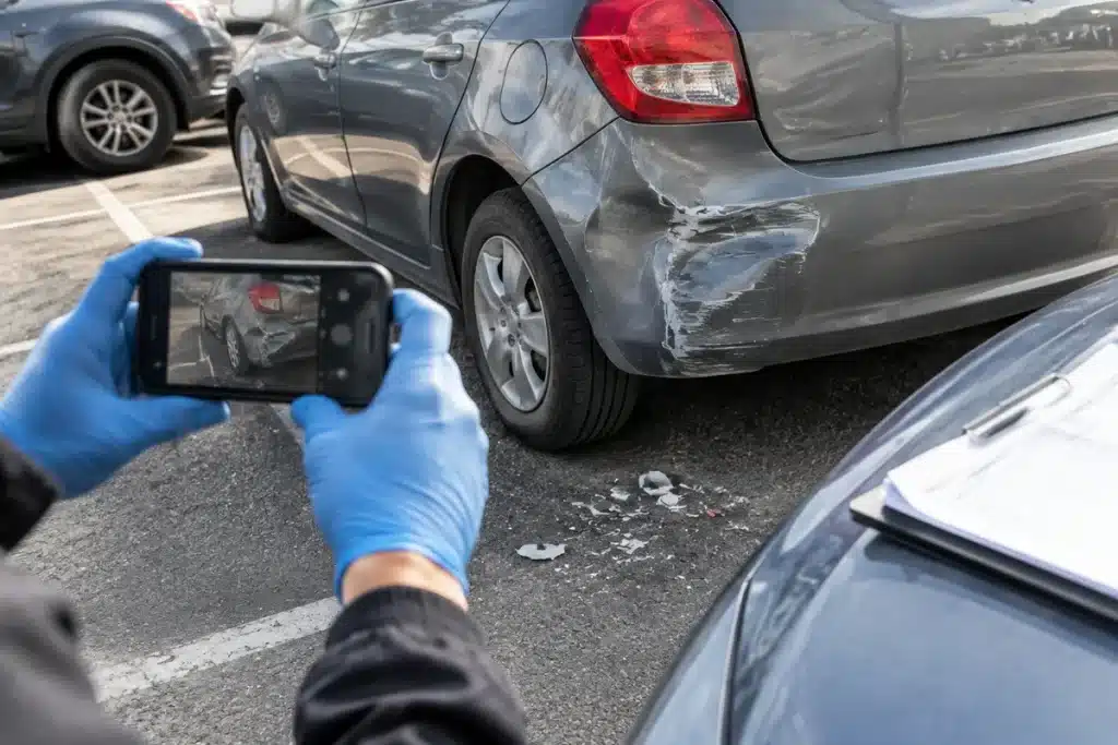 Voiture stationnée percutée et délit de fuite : dois-je déclarer le sinistre à mon assurance ?