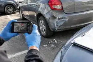 Voiture stationnée percutée et délit de fuite : dois-je déclarer le sinistre à mon assurance ?